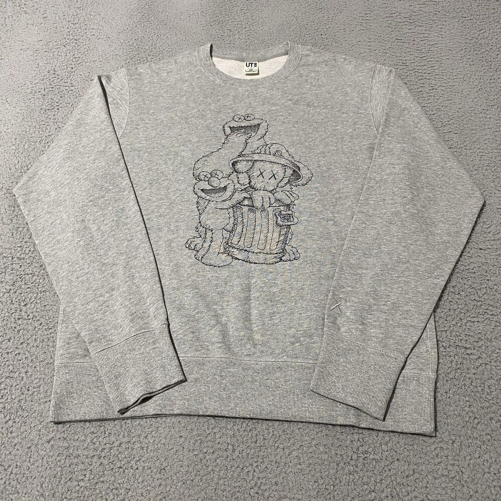 Kaws x Sesame Street Uniqlo Sweatshirt Men Medium Gray Graphic Crewneck Pullover